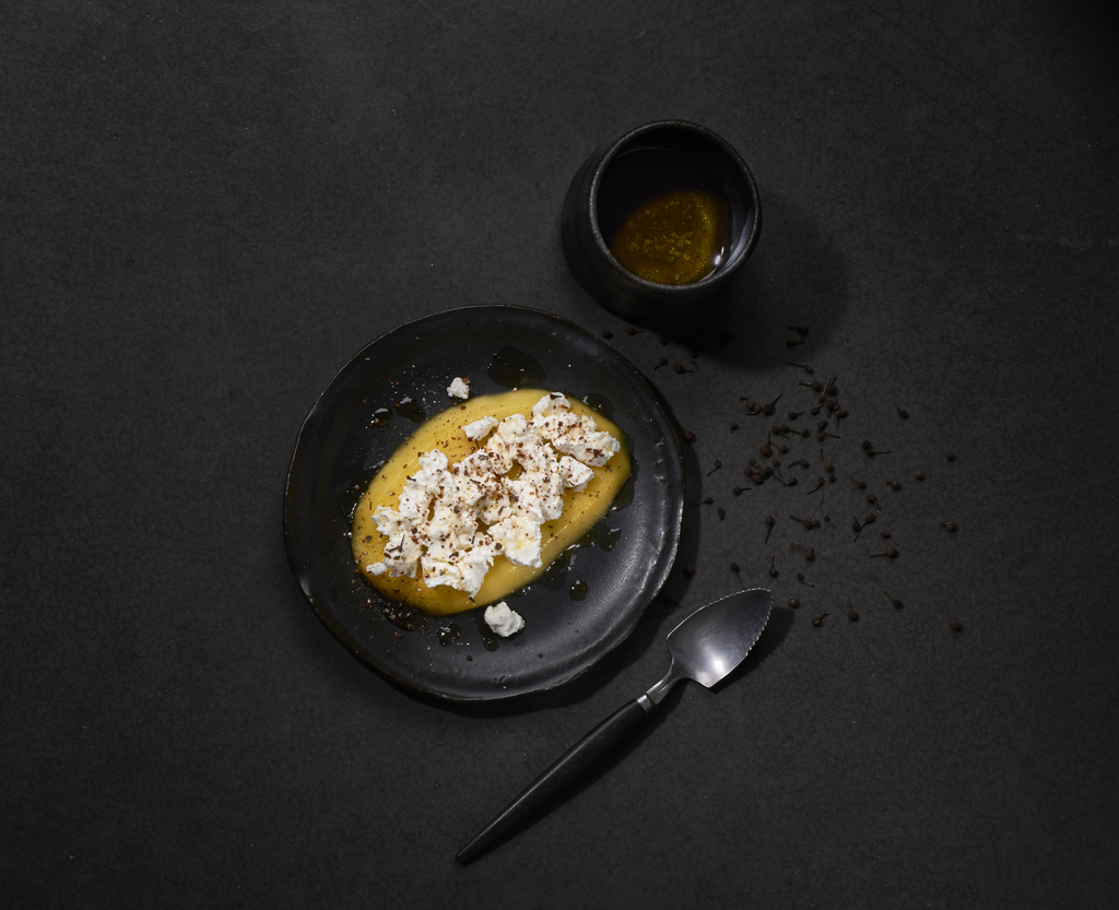 Frischer Ziegenkäse auf Mangobett
