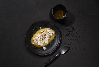 Frischer Ziegenkäse auf Mangobett