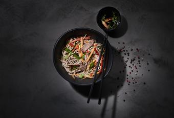 Rindsgeschnetzeltes im Wok mit Sobanudeln und Gemüse