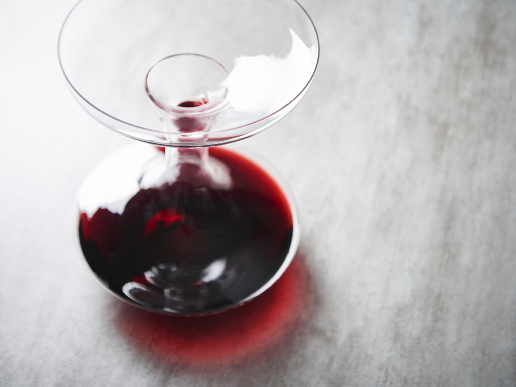 Wie und weshalb man einen Wein karaffiert und dekantiert