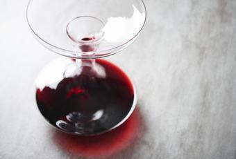 Wie und weshalb man einen Wein karaffiert und dekantiert