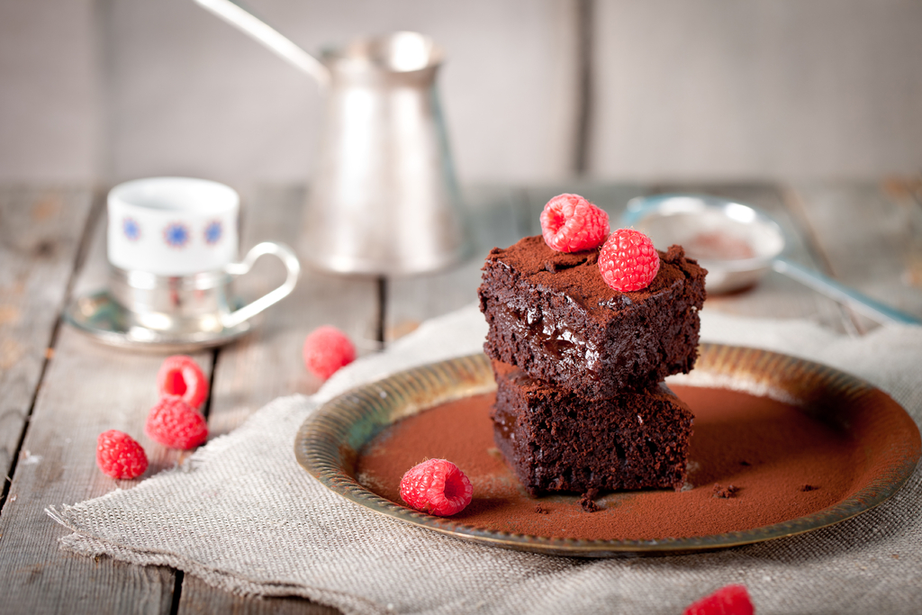 Schoko-Brownies in Vanillesoße mit Langpfeffer