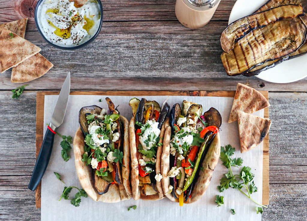 Pita-Brote mit gegrilltem Gemüse und Kreuzkümmel-Joghurtsauce