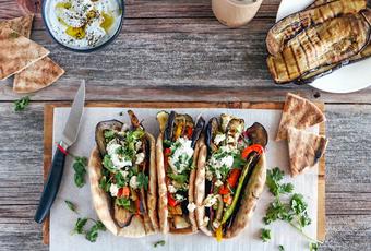 Pita-Brote mit gegrilltem Gemüse und Kreuzkümmel-Joghurtsauce