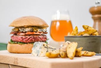 Frühlingsburger mit Roquefort-Käse