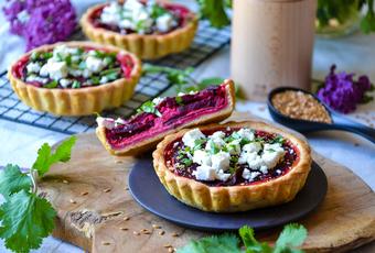Tartelettes mit Rote Bete, Ziegenkäse, Feta und Leinsamen