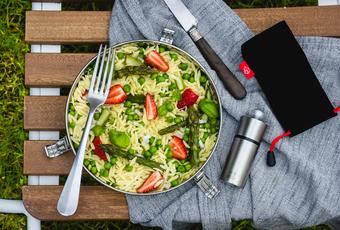 Nudelsalat mit Spargel, Erbsen und Erdbeeren