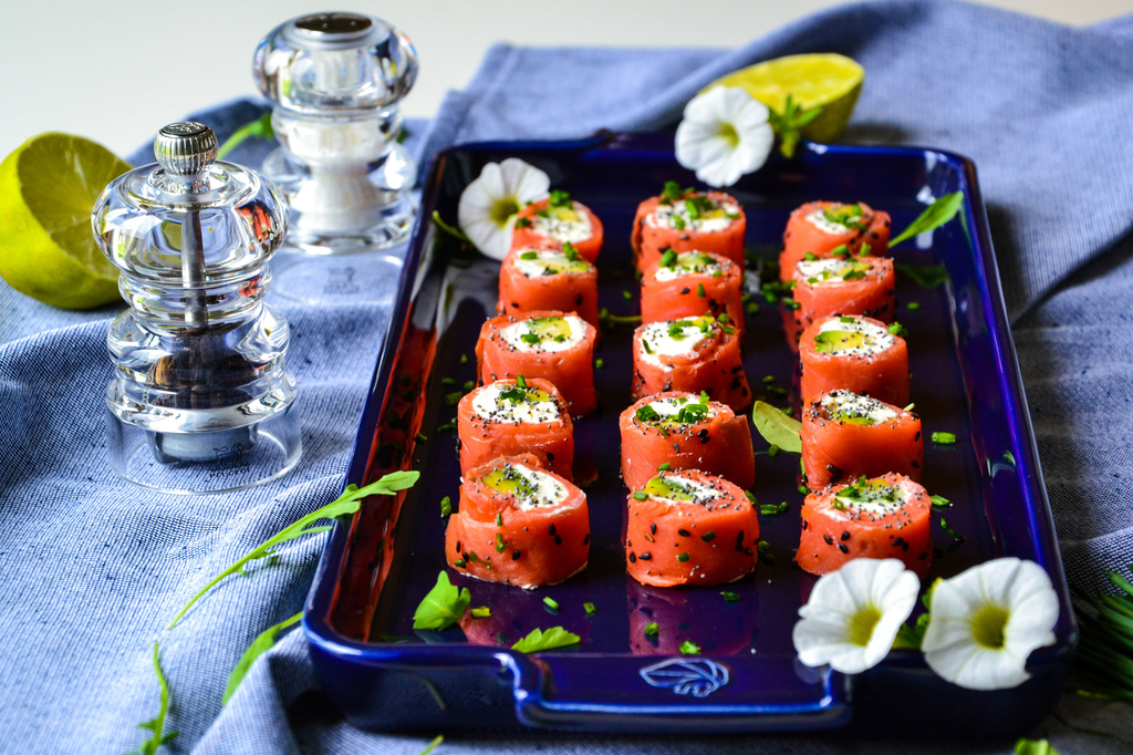 Rouladen von roter Forelle mit Ziegenfrischkäse und Avocado