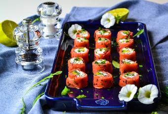 Rouladen von roter Forelle mit Ziegenfrischkäse und Avocado
