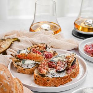 Bruschettas mit Parmaschinken, Ziegenkäse, Honig & Feigen