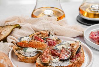 Bruschettas mit Parmaschinken, Ziegenkäse, Honig & Feigen