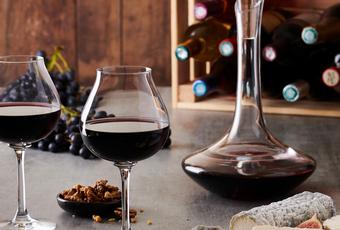 Welche Weinaccessoires schenkt man einem Weinliebhaber?