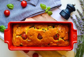Herzhafter Kuchen mit Auberginen, Feta und Kirschtomaten