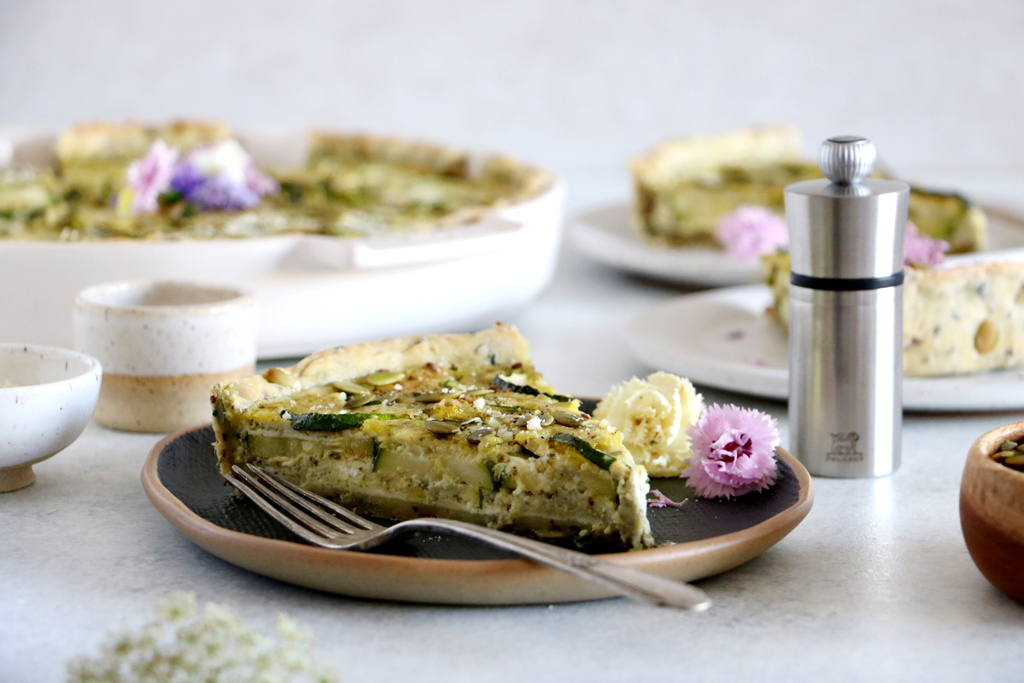 Quiche mit Zucchini, Pesto, Ziegenkäse und Körnern