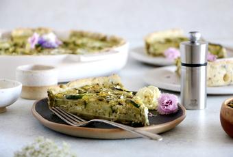 Quiche mit Zucchini, Pesto, Ziegenkäse und Körnern