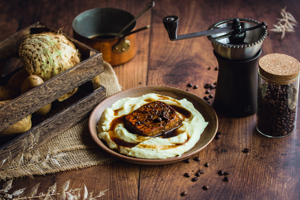 Marinierter Tofu mit Kaffee und Knollenselleriepüree