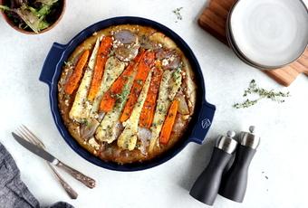 Vegetarische Tarte aus Pastinaken, Schalotten und Feta
