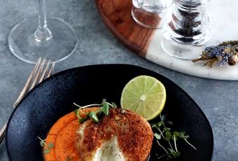 Ziegenkäse in Haselnusskruste mit Orangen-Karottenpüree