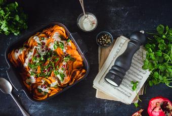 Süßkartoffelgratin, Joghurtsauce und Granatapfelkerne
