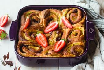 Kardamom-Brioche mit Erdbeeren