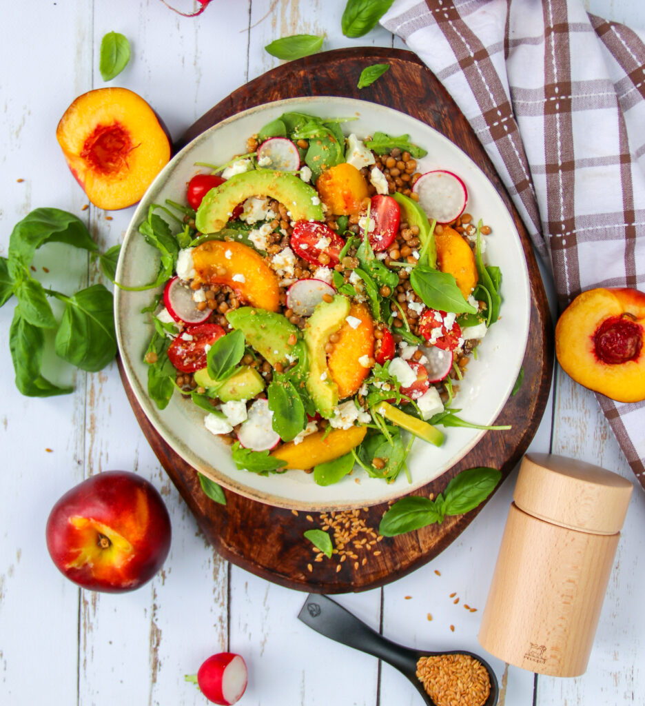 Vegetarischer Salat mit Linsen und Leinsamen