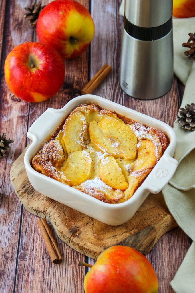 Heller Clafoutis mit Apfel und Zimt