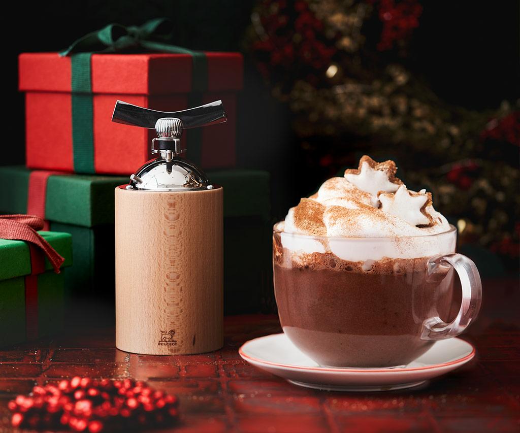 Peugeot-Rezept-Christmas_heisse-wuerzschokolade_isen-gewuerzmuehle - Peugeot Saveurs