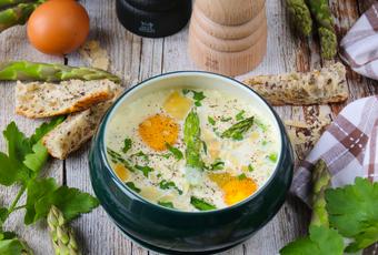 Einfache Eier aus dem Ofen mit Spargel und Parmesan