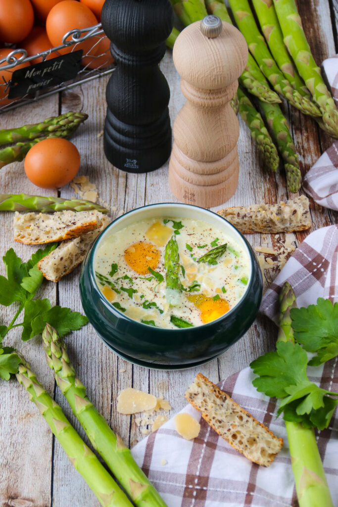 Einfache Eier aus dem Ofen mit Spargel und Parmesan