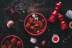 Rote Beete Eintopf mit Hackbällchen
