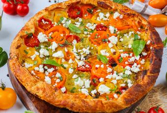 Rustikale Tarte mit bunten Tomaten und Senf