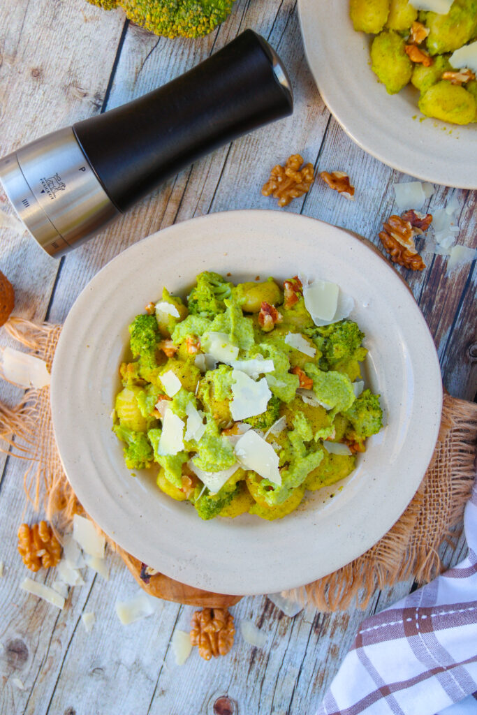 Gnocchi mit Brokkolicreme, Walnüssen und Parmesan