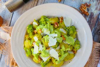 Gnocchi mit Brokkolicreme, Walnüssen und Parmesan