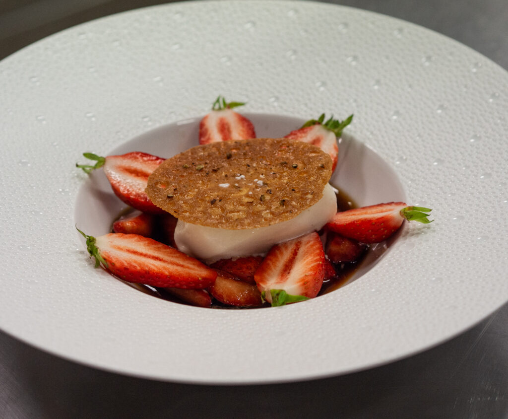 Erdbeersauce und Eiscreme, Honighippe und  grob gemahlener roter Kampot-Pfeffer