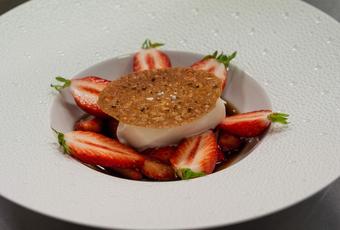 Erdbeersauce und Eiscreme, Honighippe und  grob gemahlener roter Kampot-Pfeffer