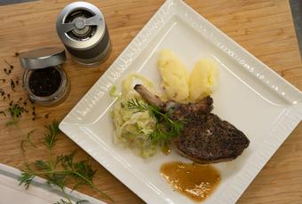 Schweinekotelett vom « Bunten Bentheimer » Schwein mit Madagaskar-Kaffee Rub, Spitzkohl und Kartoffelstampf