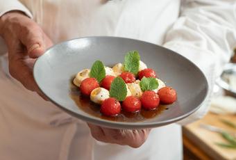 Karamellisierte Wassermelone mit Pfeffer und Ziegenfrischkäse