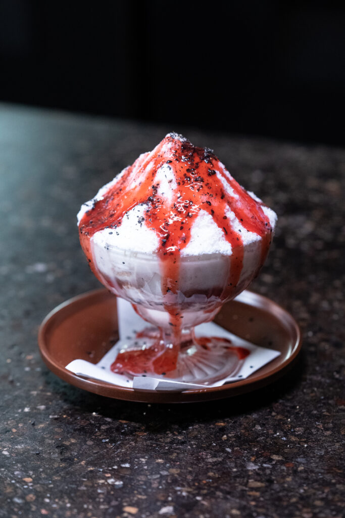Patbingsu mit Erdbeeren und rotem Kampot-Pfeffer