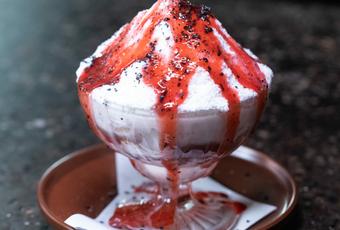 Patbingsu mit Erdbeeren und rotem Kampot-Pfeffer