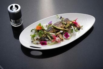 Solent-Makrelenfilet mit schwarzem Kampot-Pfeffer, mild marinierter Gurke und Kräutersalat