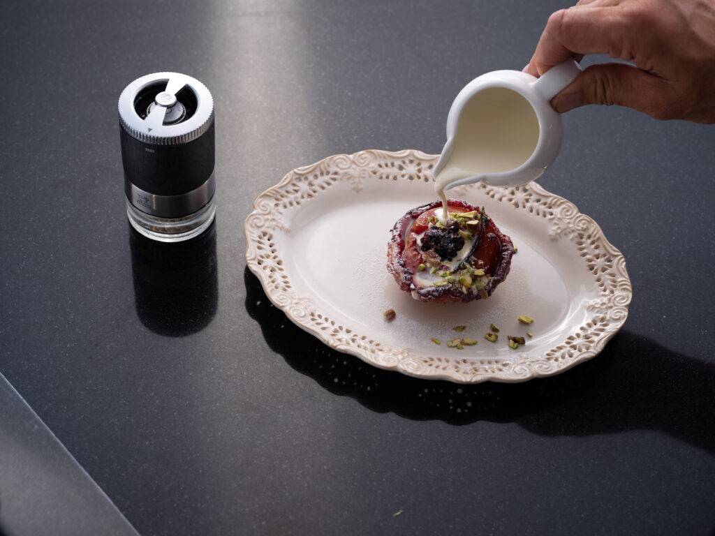 Würziges Törtchen mit Nektarinen und Brombeeren