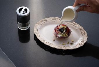 Würziges Törtchen mit Nektarinen und Brombeeren