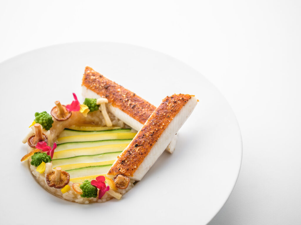 Seezungenfilet in Tomatenkruste  mit Voatsiperifery Pfeffer und Zucchini-Blätterteig