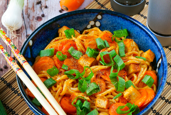 Udon-Nudeln mit Möhren und Tofu