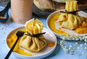 Traditionelle französische Pfannkuchen mit Mango, Vanille und Leinsamen
