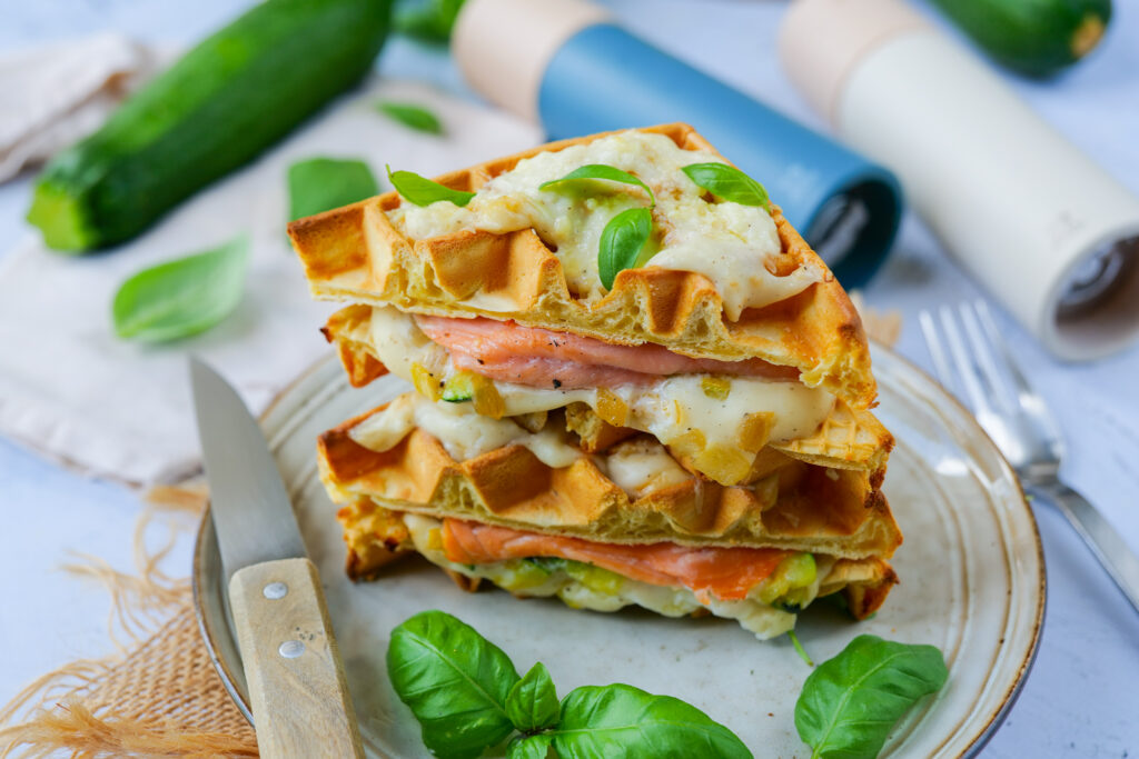 Waffeln mit geräucherter Forelle und Zucchini