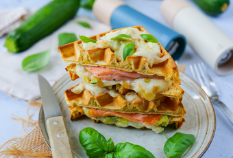 Waffeln mit geräucherter Forelle und Zucchini