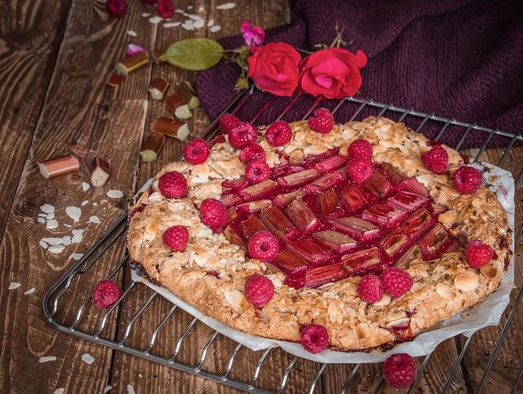 Rustikale Rhabarber-Himbeer-Torte mit Mandeln und Vietnam-Pfeffer - Peugeot Saveurs