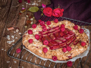 Rustikale Rhabarber-Himbeer-Torte mit Mandeln und Vietnam-Pfeffer