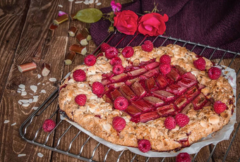 Rustikale Rhabarber-Himbeer-Torte mit Mandeln und Vietnam-Pfeffer